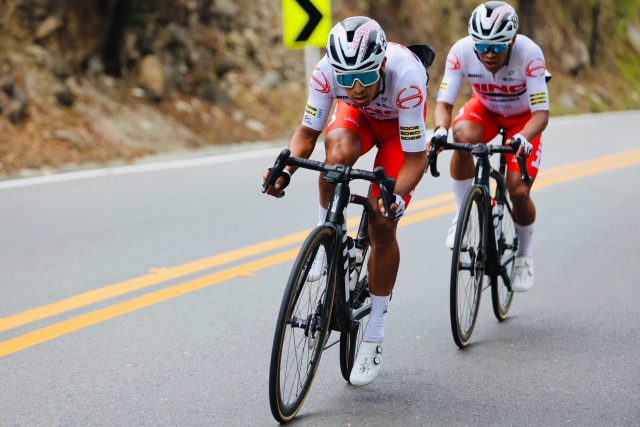 Coraje y protagonismo en tierras cafeteras: El Team Hino-One-La Red-Suzuki estremece la segunda etapa de la Vuelta a Colombia