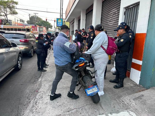 Operativo Plan Semáforo Seguro realiza la PNC en la Calzada Roosevelt
