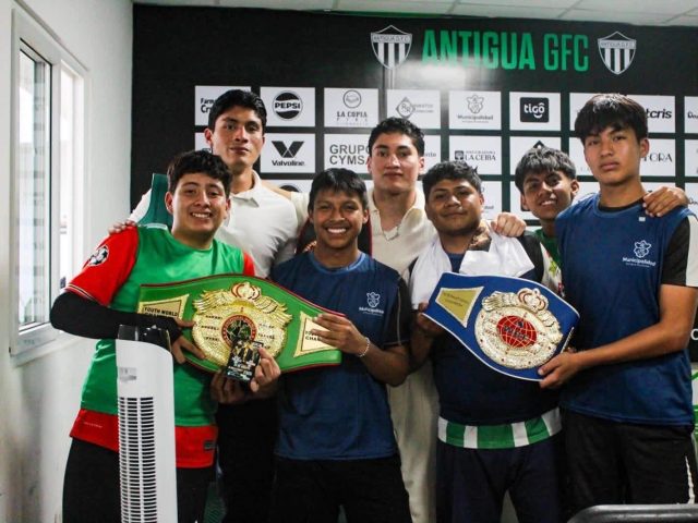 boxeadores Wyatt Trujillo y Remsey Trujillo comparten charla motivacional con la Academia de Fútbol de Antigua Guatemala
