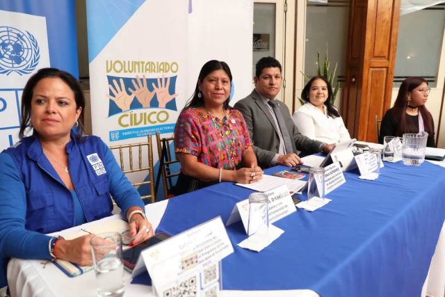 Jóvenes participan en el proceso democrático