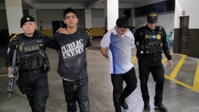 Capturan a dos sicarios terroristas de la Mara Salvatrucha con arma robada y prendas del MP y de la SGIC