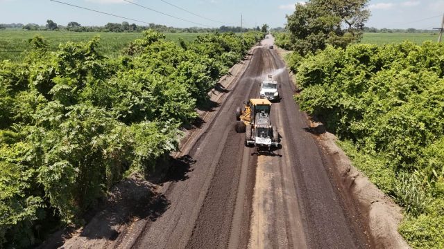Avanza pavimentación en nueva carretera entre La Democracia y Puerto de San José, Escuintla