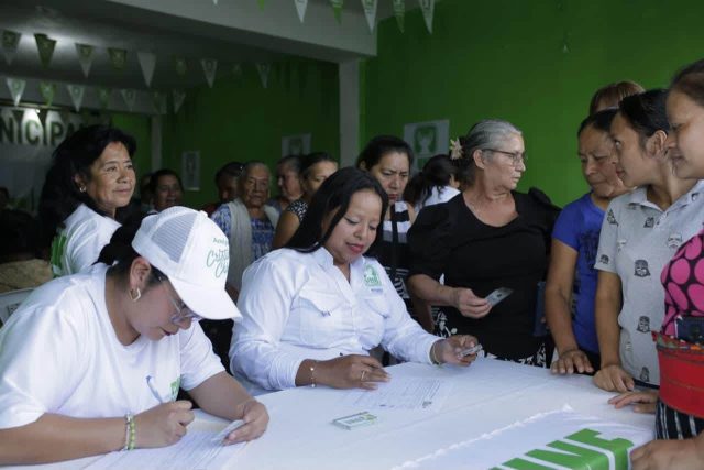 César Dávila se reúne con vecinos de aldea El Palmar, San Juan Sacatepéquez