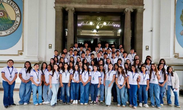 Estudiantes del Liceo la Salle, Chiquimula visitaron el Congreso de la República