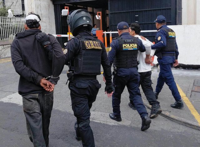 Dos capturados por intento de robo de motocicleta; se les incauta arma de gas comprimido y droga