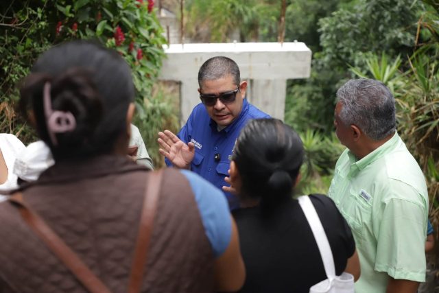 Diputado César Dávila fiscalizó puente Josecito, zona 6 de Mixco