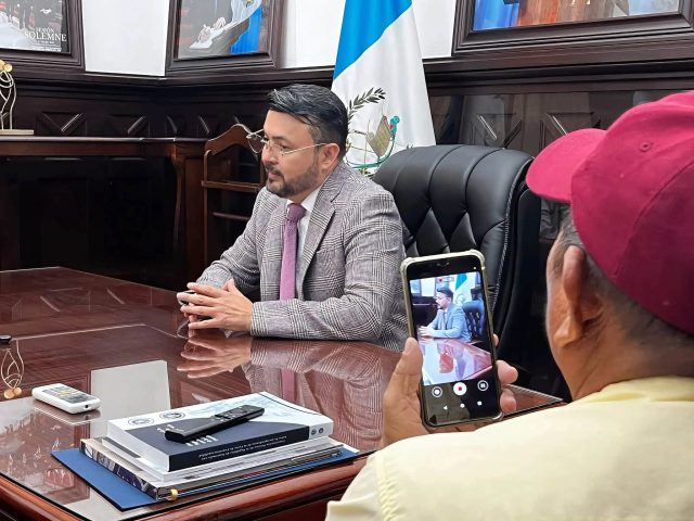 Diputado Juan Carlos Rivera recibe a expatrulleros de autodefensa civil
