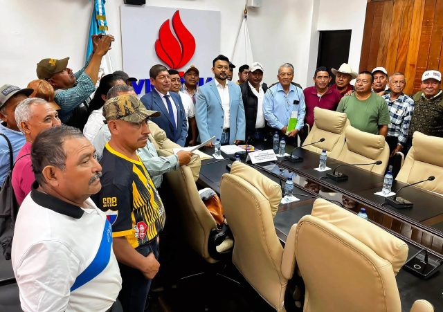 Diputado Juan Carlos Rivera atiende a expatrulleros de autodefensa civil