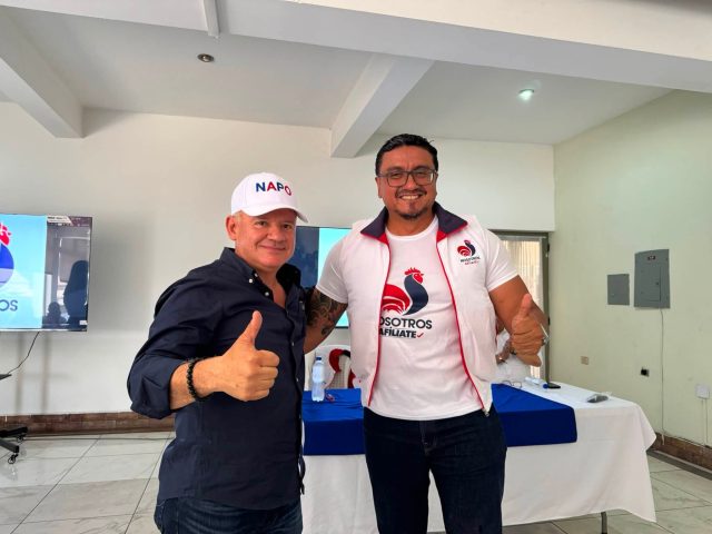 Un Gallo Canta ahora en Escuintla