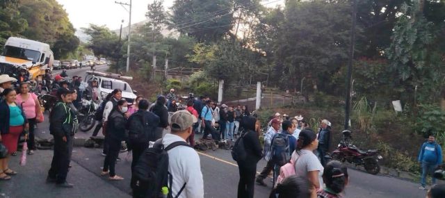 Comunidades bloquean la RN-14 exigen del gobierno mejor infraestructura Vial