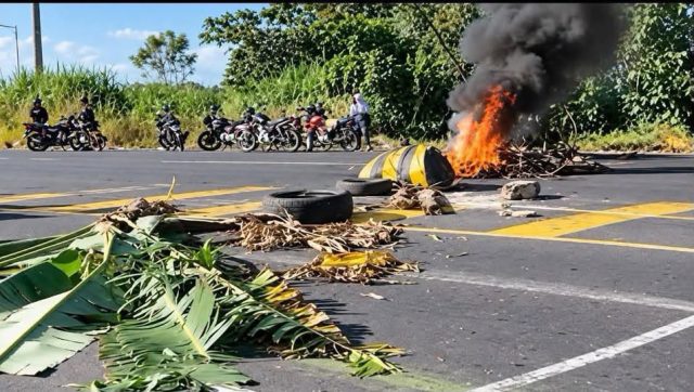 Bloquen kilómetro 90 de la Ruta al Pacífico en Santa Lucía Cotzumalguapa, Escuintla