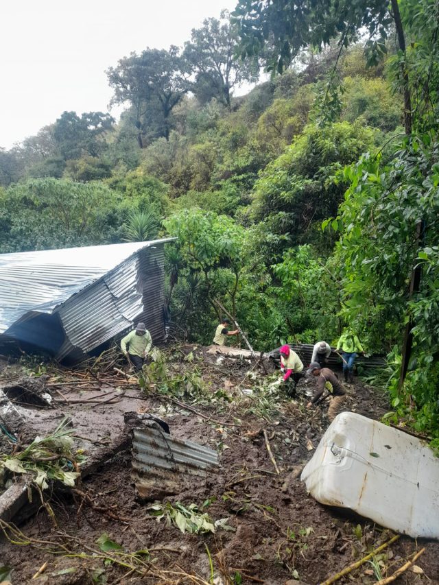 Lluvias provocan el colapso de una vivienda en Las Brisas; familia es evacuada