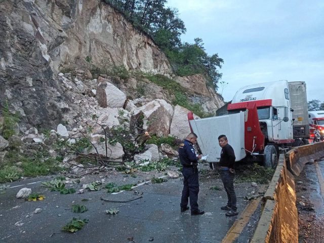 Derrumbe en el Km 22 complica el tráfico en ruta al Atlántico