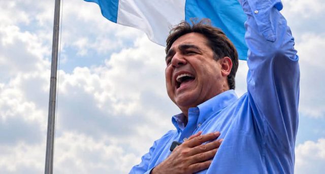 La CC da trámite a amparo presentado por el Presidenciable de SERVIR Carlos Pineda que busca eliminar impuesto a Combustibles