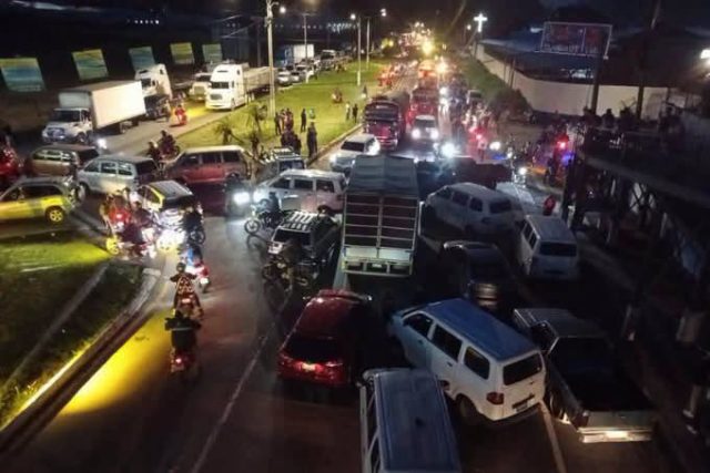 Kilómetro 37 es bloqueado por los pilotos de Toritos de Palín, PNC muestra “tibieza”