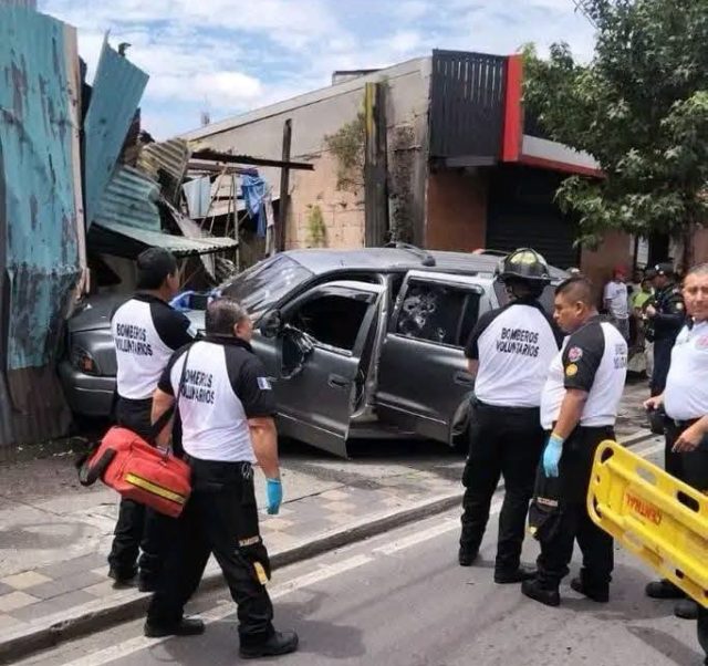 Pánico en la Calle Martí: Balacera entre policías y sicarios deja dos capturados y armamento de guerra incautado