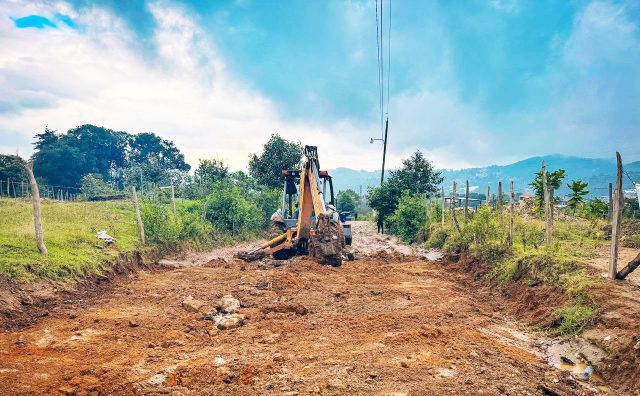 Maquinaria municipal rehabilita paso y libera cunetas en el Camino Viejo a San Pedro