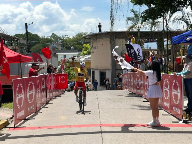 Mardoqueo Vásquez vence en la cuarta etapa y consolida el liderato general en Honduras