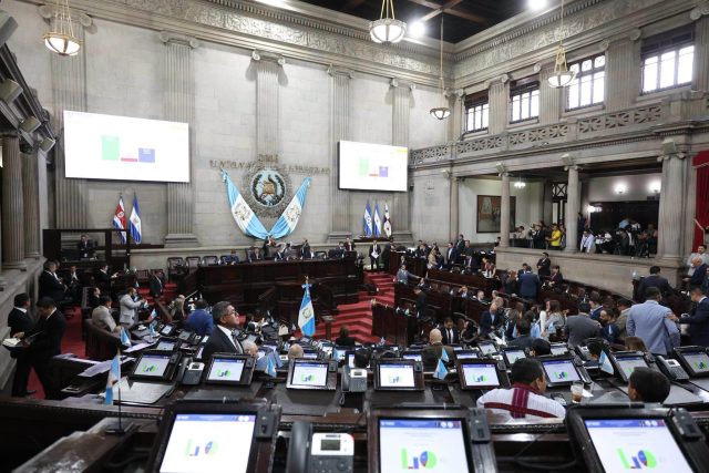 Congreso aprueba ayuda económica para palear alza a combustibles
