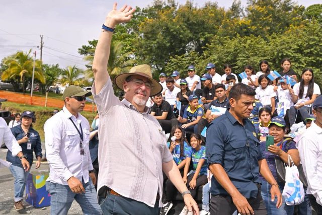 El presidente Arévalo participó en la inauguración de los trabajos de construcción de la Ciudad Deportiva en Los Amates, Izabal