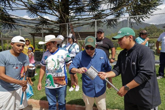 Diputado de la UNE, César Dávila, celebró las fiestas patrias con vecinos de San José Pinula