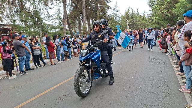 Agentes de la PNC brinda seguridad durante jornada de antorchas y actividades patrias en todo el país