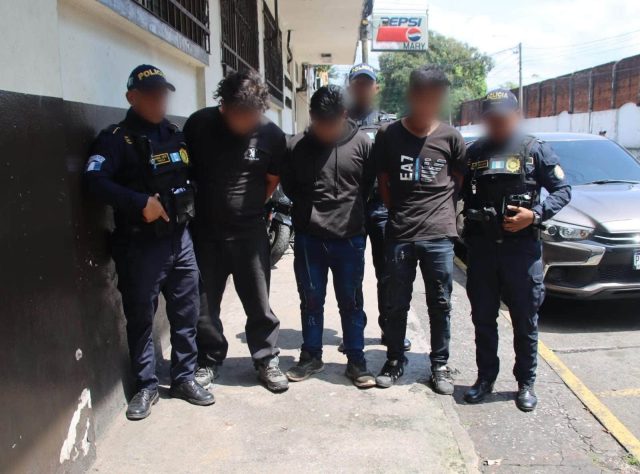 Tras la persecución policial capturan a tres presuntos robacarros con dos vehículos robados