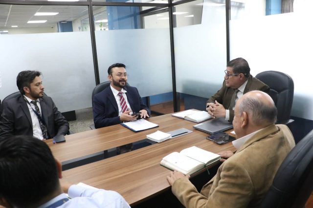 Diputado Rivera visita instalaciones del IGSS para verificar cómo atienden a los jubilados