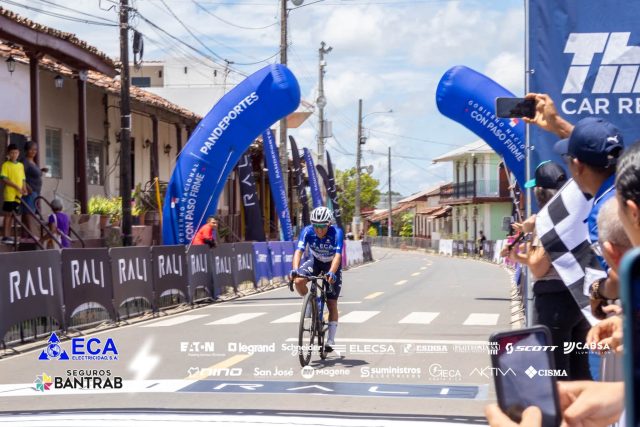 Fredd Matute conquista la primera etapa del Tour Panamá 2026 y el guatemalteco Nelson Pajón sube al podio