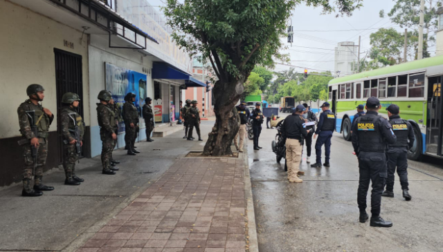 PNC y Ejército realizan operativo de seguridad en El Gallito, zona 3 capitalina
