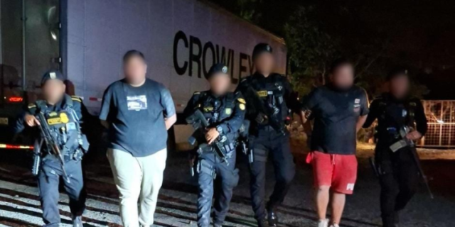 PNC captura a dos presuntos coyotes y rescata a seis extranjeros en El Progreso
