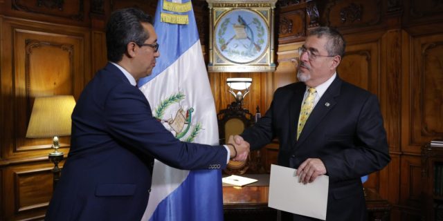 Arévalo nombra a Jonathan Menkos como nuevo presidente del Banco de Guatemala y a Juan Carlos Catalán en la SIB