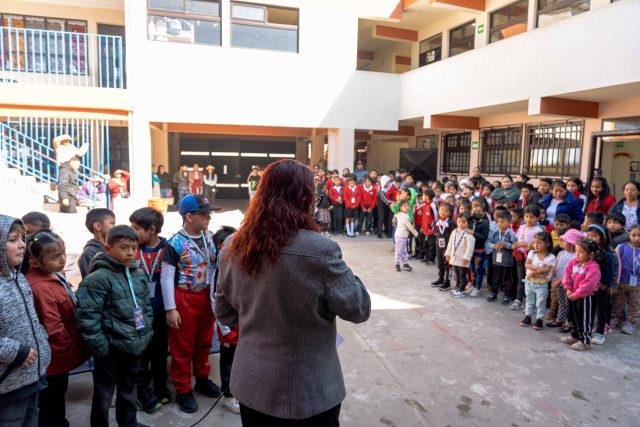 Metroproyectos entrega más de 1,200 escritorios en escuelas públicas de Guatemala
