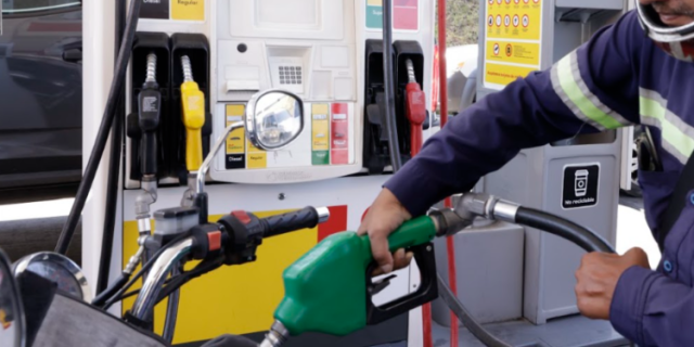¡Baja la gasolina! Publican ley de exención de impuestos para aliviar el costo de vida