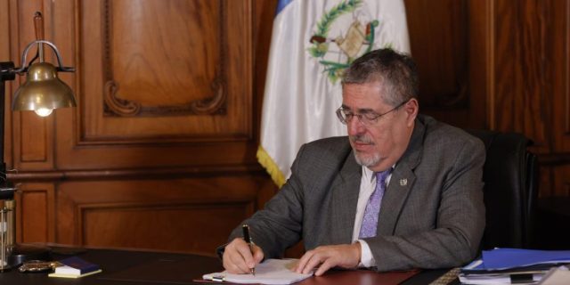 Presidente Arévalo sanciona Ley General del Sistema Portuario