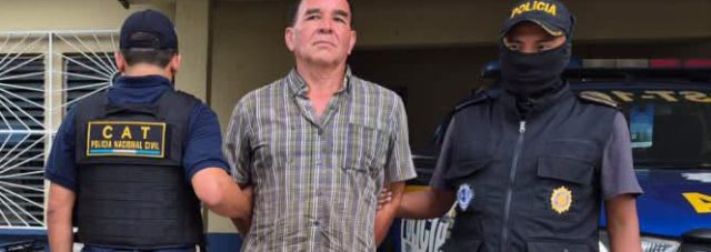 Estados Unidos lo requiere por asesinato de su esposa