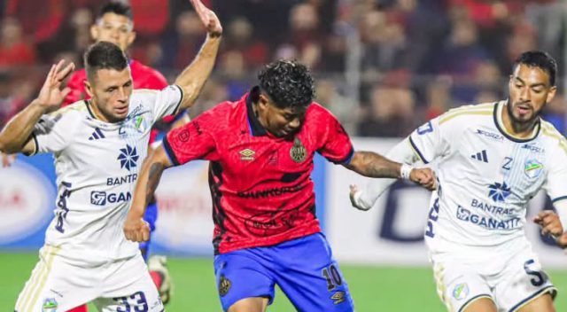 Municipal vence 3-1 a Comunicaciones con doblete del Flaco Martínez en el Clásico 339