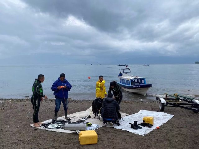 Reanudan búsqueda de piloto y copiloto tras desplome de helicóptero en el lago de Atitlán