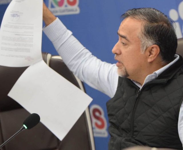 Diputado les pide la renuncia a funcionarios de Energía y Minas y Economía