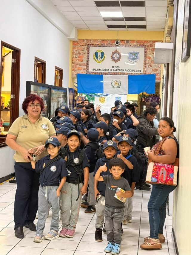 Exploradores policiales de Colmenas, Villa Canales conocen instalaciones de la PNC