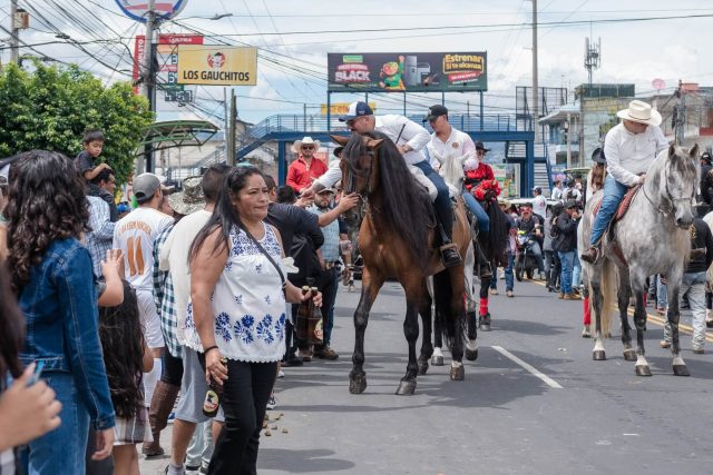 Dirigentes de NOSOTROS participan en desfile hípico de San Miguel Petapa