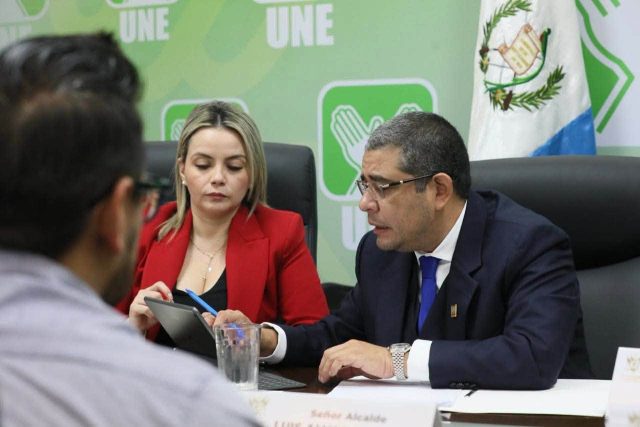 Diputado César Dávila, de la UNE, se reúne con alcalde de San Raymundo