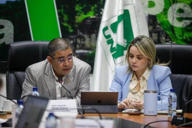 El diputado del Partido UNE César Dávila se reunió en el Congreso de la República con la vice ministra de protección social del Mides Bertha Zapeta