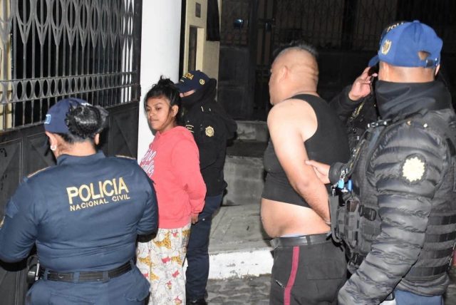 Hermanos se enfrentan con agentes de PNC en Xela y son capturados