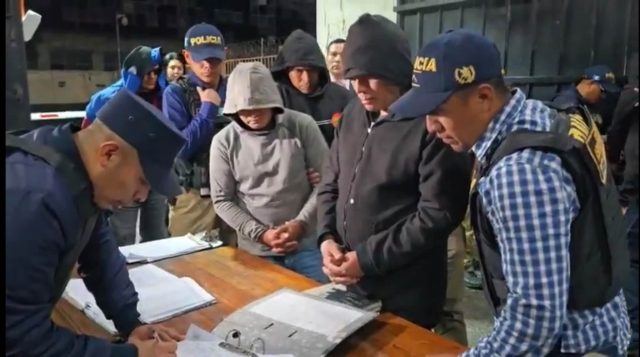 Siete agentes de la PNC llegan a Torre de tribunales señalados de abuso de autoridad por suplantar arma a hermanos Choc ToZ