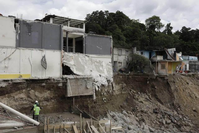 Diputado César Dávila y Nadia de León, visitan problema del río Pinula en San Miguel Petapa