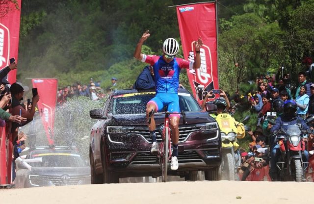 Sergio Arias se impone en Sololá y Cristian Rico defiende el liderato antes de la cronoescalada decisiva