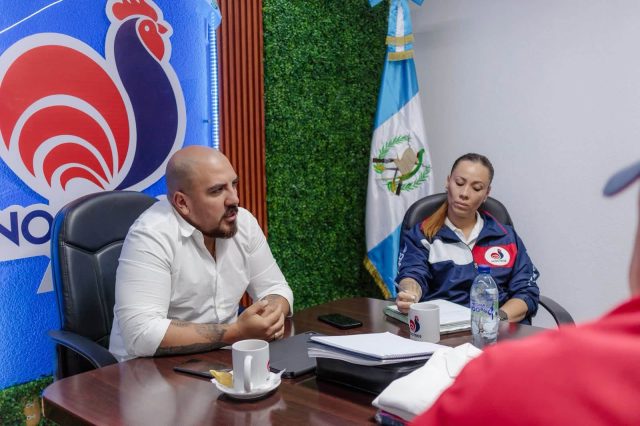 Dos gallos más se suman al equipo del partido Nosotros en Chinautla y San Pedro Sacatepéquez