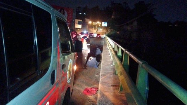 Localizan cuerpos humanos en bolsas plásticas sobre el puente de San Cristóbal, Mixco