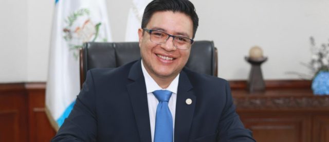 Elfego Castañón asume como Contralor General de Cuentas